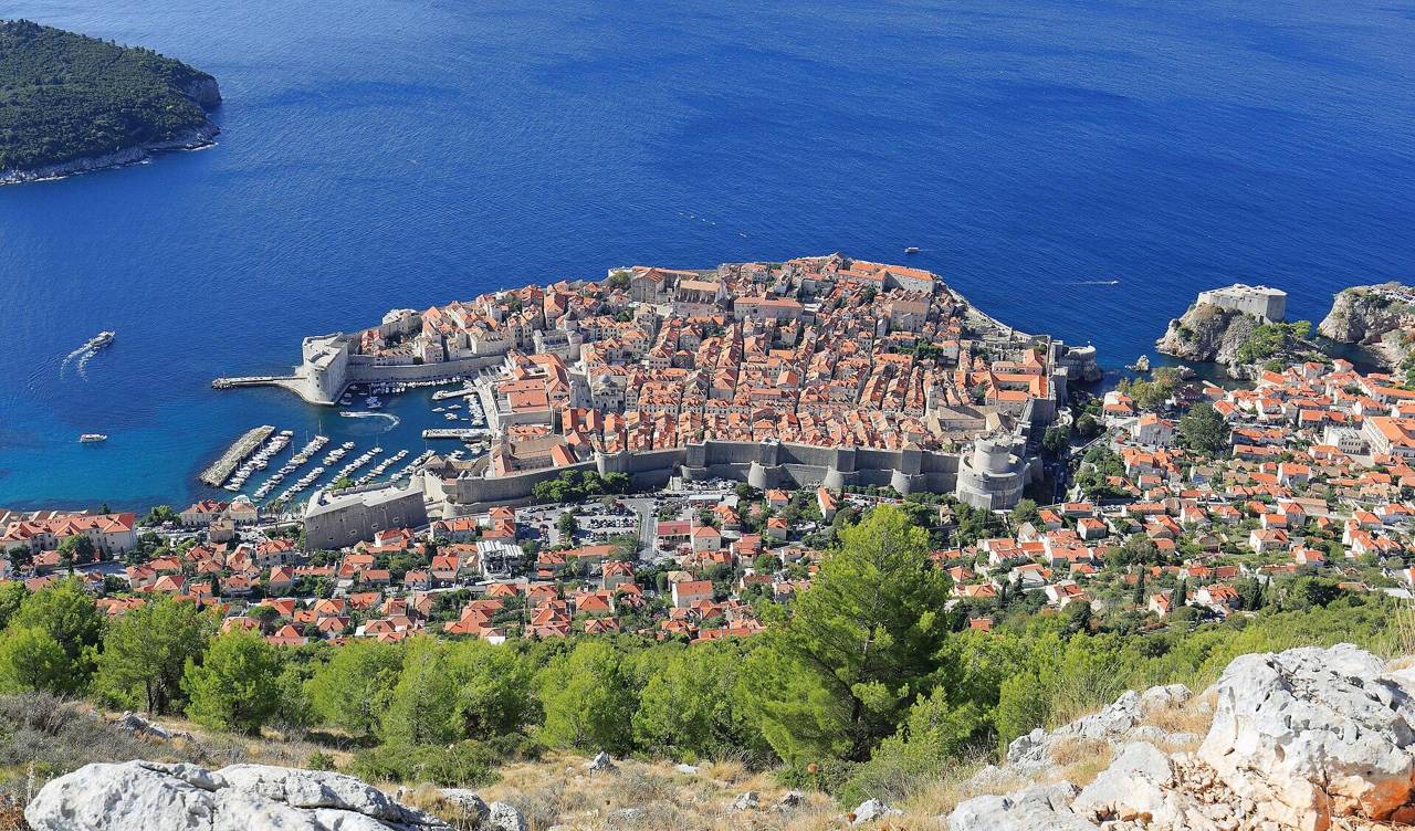 Blick vom Srđ auf die Altstadt von Dubrovnik und die Adria